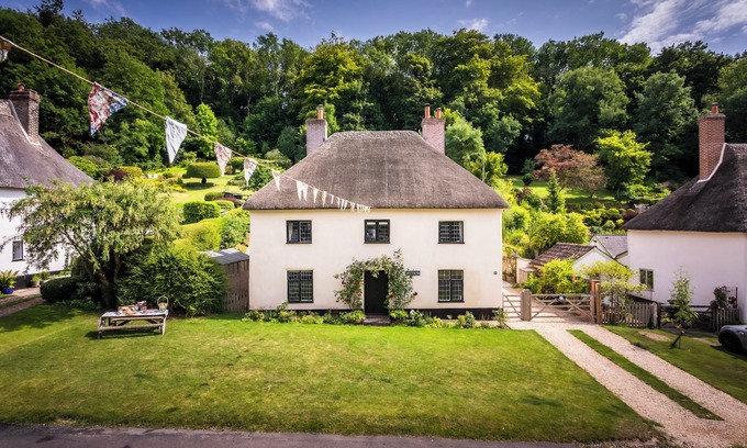 Milton Abbas Cottage | Luxury and Child-friendly Cottage Sleeps 6 in Unique Milton Abbas