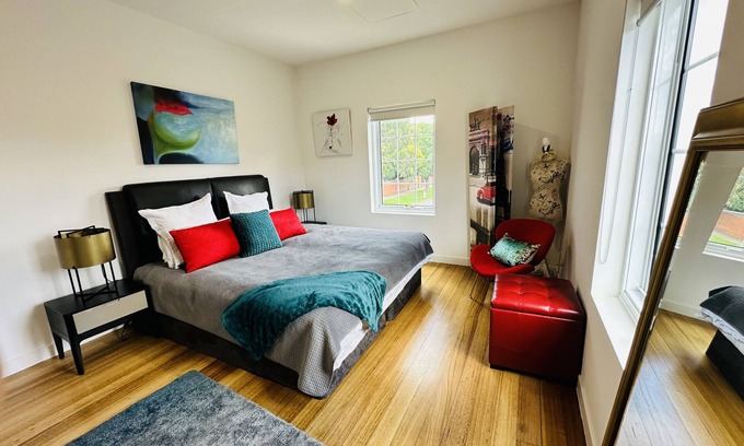 Hawthorn Apartment | Luxury and Grandeur with city view balcony!