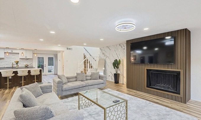 Northwest Dallas House | Luxury and Modern Home with Hot Tub