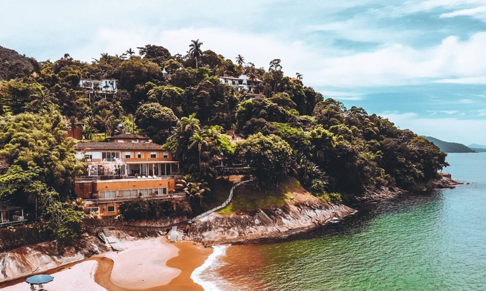 Praia Vermelha House | Luxury and secrecy mansion on a private beach.