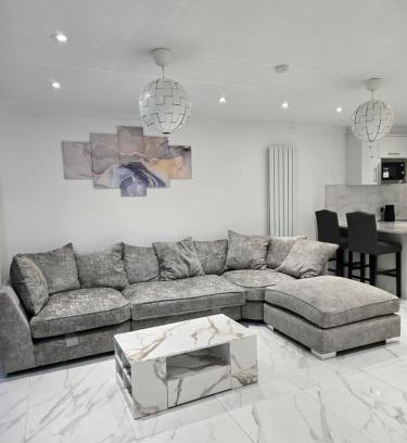 Greenhithe House | Luxury and stylish 3 bedroom house or Apartment in Greenhithe - Available for booking as individual Room or as a Whole apartment - 11mins walk to Greenhithe Train Station, 7 mins drive to Bluewater shopping mall