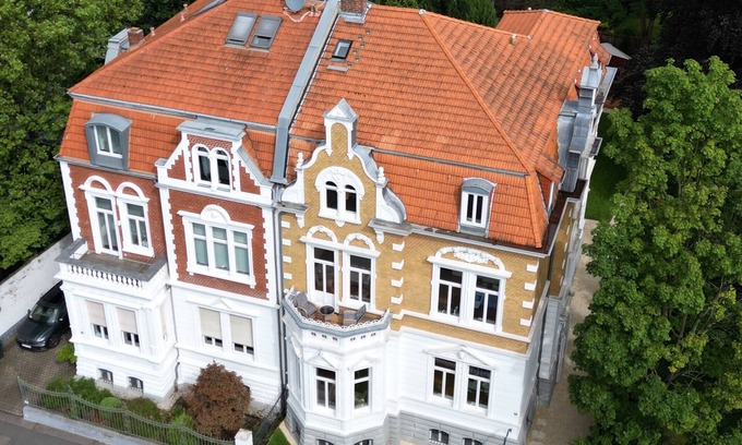 Lindenthal Apartment | Luxury apartment 8 persons, 300m² garden, terrace, bathtub, 10 min to the city center