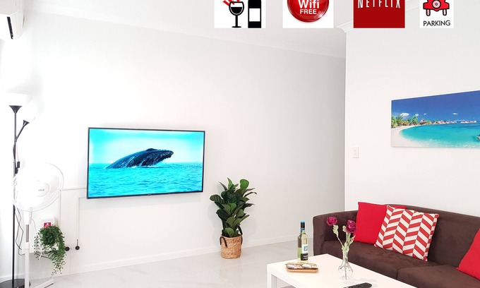 Belmont House | Luxury Apartment - Close to Perth/Airport/River & Opposite park