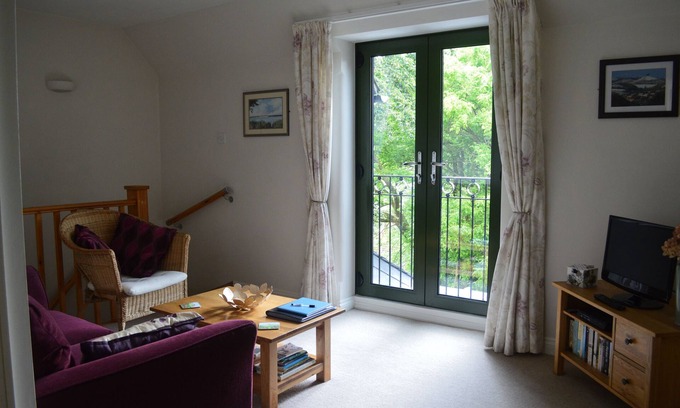 Bridport Apartment | Luxury Apartment close to shops, coast and stunning beaches. Far reaching views