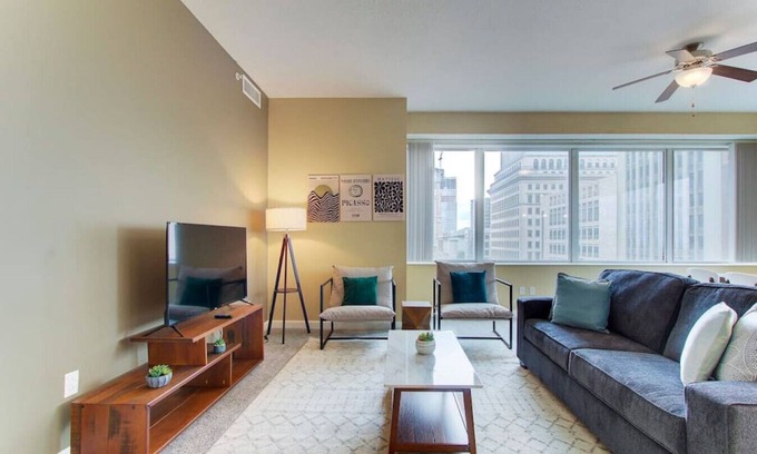 Downtown Cleveland Apartment | Luxury Apartment | Downtown | Free Parking