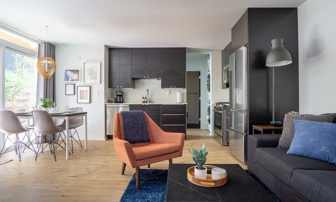 King Apartment | Luxury Apartment In Best Area, 94 walk score. With AC, Laundry, and Patio