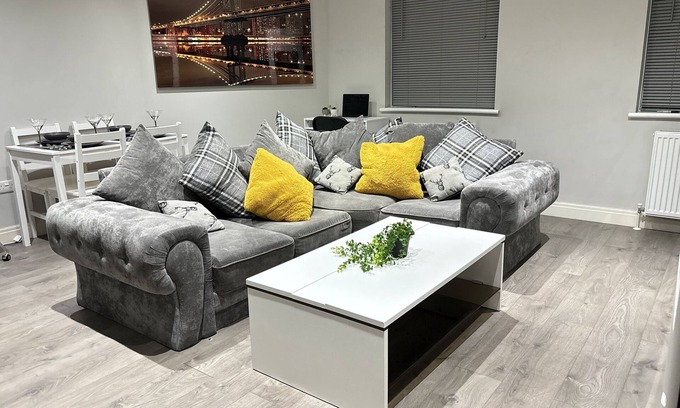Slough Apartment | Luxury apartment in Slough with parking - Heathrow, London, Legoland, Windsor