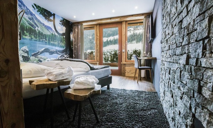 Lutago Apartment | Luxury Apartment Lodge with Terrace, Mountain View and Spa Access