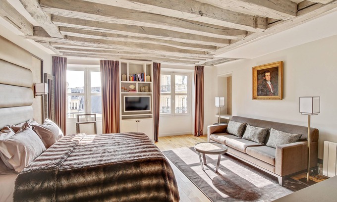 2nd Arrondissement Apartment | Luxury Apartment Paris Louvre