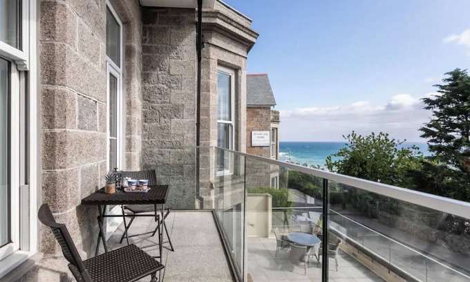 St Ives Apartment | Luxury Apartment, Sea Views, Balcony, Swimming Pool, Spa, Gym, Parking & Wifi