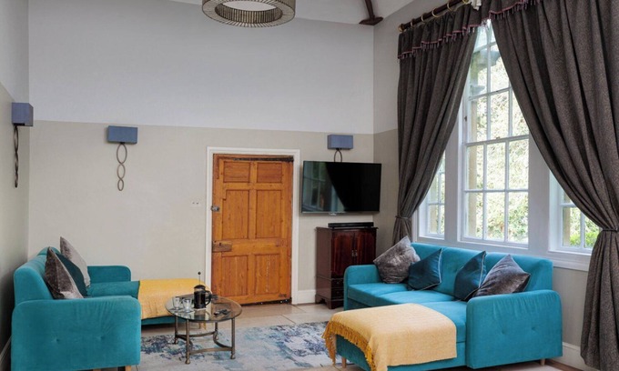 Box Apartment | Luxury apartment sleeps 10 near Bath.Parking, Wifi, Ensuites, Dishwasher, hen dos welcome