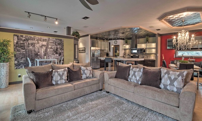 Bouldin Apartment | Luxury Apartment: Walk to Bus + 1 Mi to Downtown!