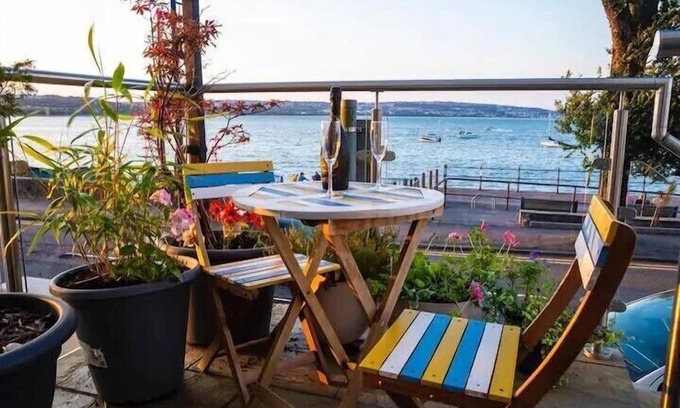 Mumbles Apartment | Luxury apartment with beautiful sea views. Private parking, lift and hot tub.