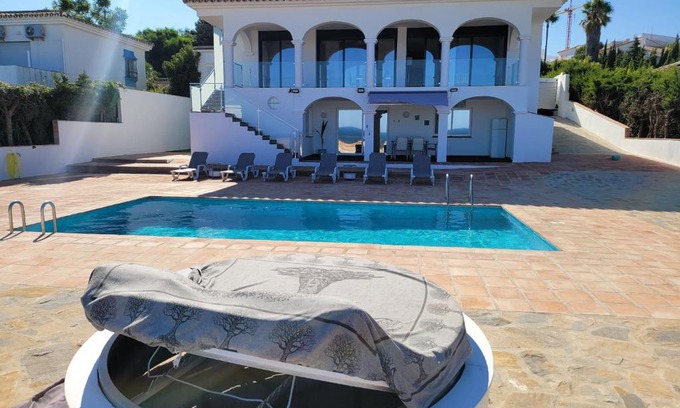 Puerto de la Duquesa Apartment | luxury apartments sea views with pool