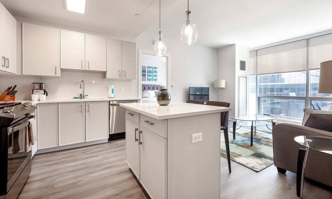 Downtown Apartment | Luxury Apt with Gym Pool