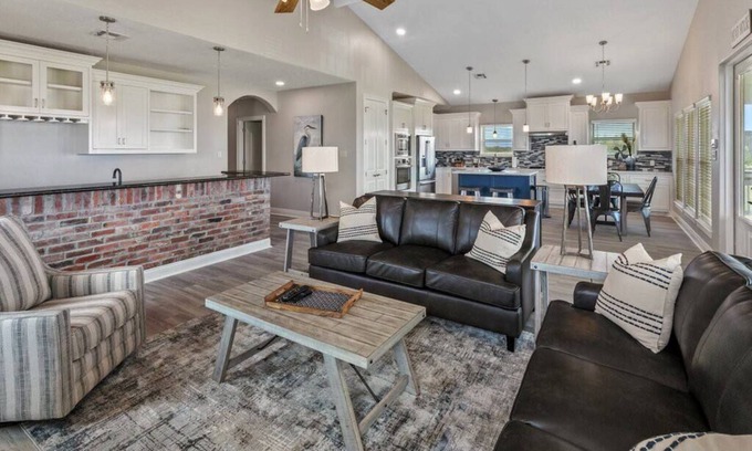 Hackberry House | Luxury at the Water