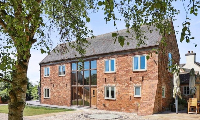 Gotham Cottage | Luxury barn conversion with hot tub (sleeps 10)