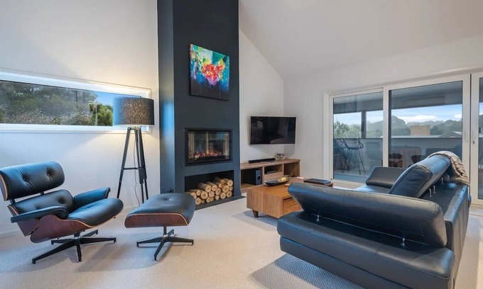Goldie House | Luxury "barn loft" inspired accommodation within the Macedon Ranges