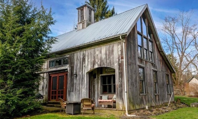 Peninsula House | Luxury Barn with Best View in the Cuyahoga National Park.
