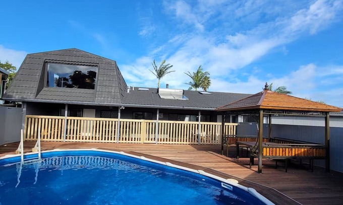 Army Bay House | Luxury Bay Vacation Home with 5 Ensuites