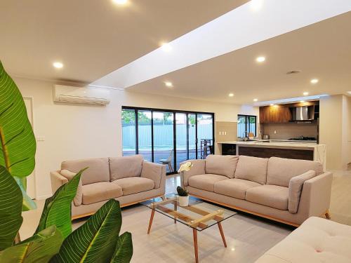 Army Bay Villa | Luxury Bay Vacation Home 5 Ensuites & Pool