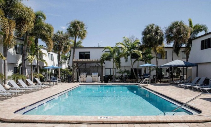 SoHo Apartment | Luxury Bayshore Stay | Pool, Gym & Free Parking
