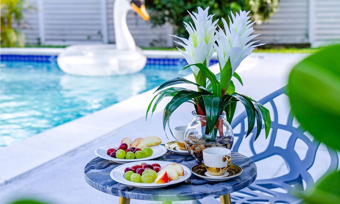 Royal Poinciana House | LUXURY BEACH 8 GUESTS MODERN DESIGNER HEATED POOL HOME NEAR AIRPORT & DOWNTOWN