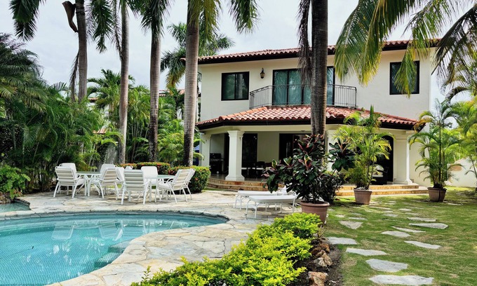 Playa Blanca House | Luxury beach home Rivera del Mar in Buenaventura