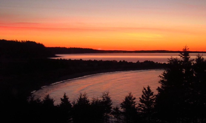 Clam Bay Cottage | Luxury Beach House. Hot tub, Infrared Sauna, Massage Chair & Propane fireplace
