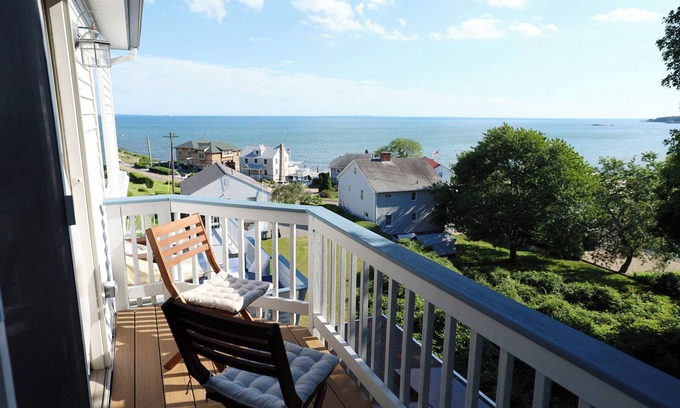 Niantic House | Luxury Beach House in Giants Neck Beach - Perfect for Large Families!