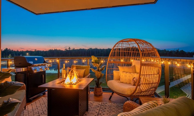 Innisfil Condo | Luxury Beach Spa Getaway w/Pool + Year Round Hot Tub & Private In-Suite Sauna!