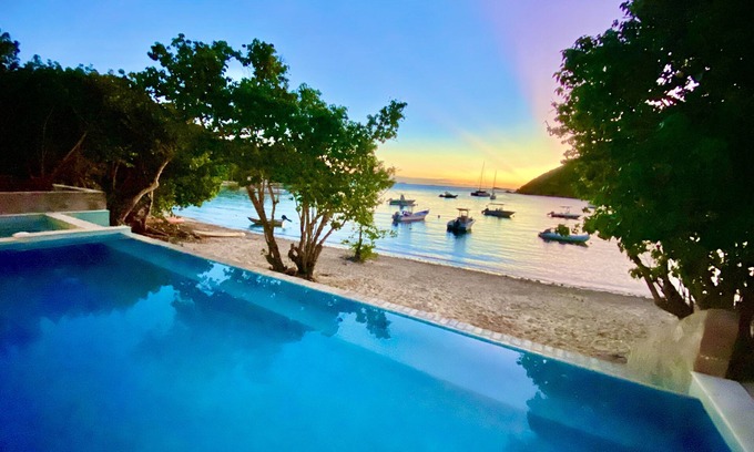 Hart Bay Villa | Luxury Beach Villa, HEATED Pool, Spa, Snorkel gear, Kayaks, SUPs, Near Town