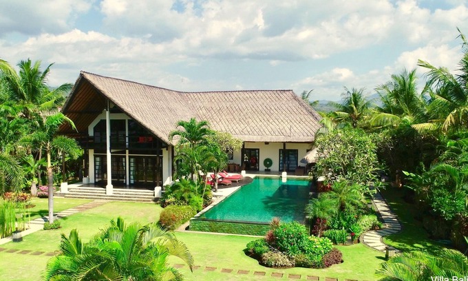 Banjartegehe Villa | Luxury Beach Villa with Infinity Pool.