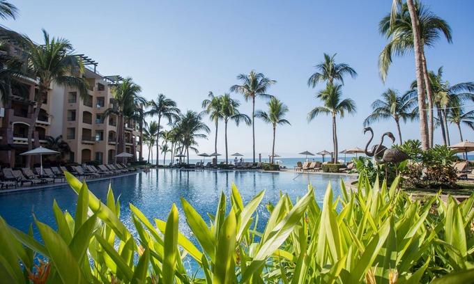 Flamingos Condo | Luxury Beachfront Villa – Summer & Fall Specials, Ocean Views, Pool & More!