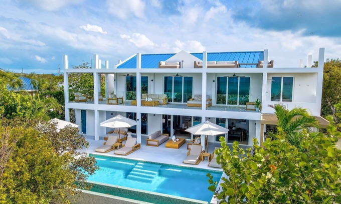 Middle Caicos House | Luxury Beachfront Villa w/Infinity Pool & Rooftop