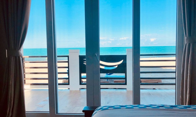 Placencia Resort | Luxury Beachfront Cabana with swim up pool bar