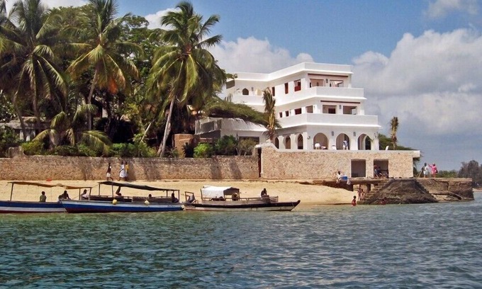 Shela Villa | Luxury beachfront holiday house, pool garden all sea views, Forodhani House Lamu