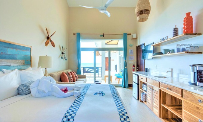 Placencia Resort | Luxury Beachfront Studio with swim up pool bar