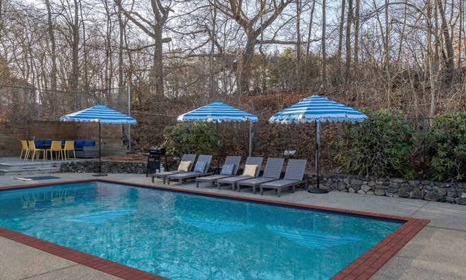 Framingham House | Luxury Boston Ranch –Sleeps 8|Pet+|Private pool