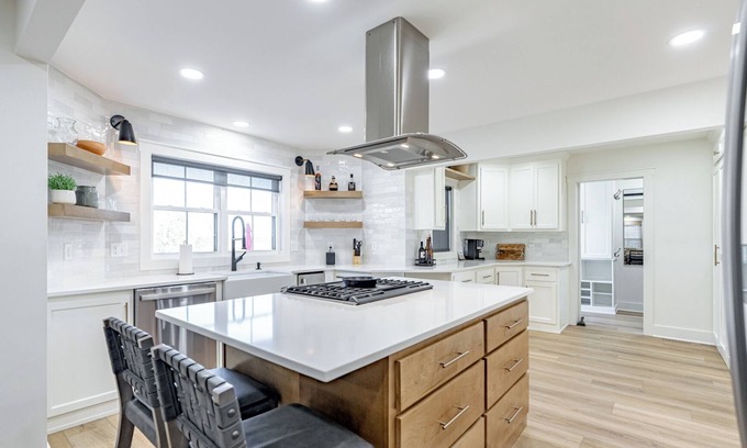 Shelbyville House | Luxury Bourbon Trail/Derby, Kentucky Getaway with Pool! 3 King Bedrooms