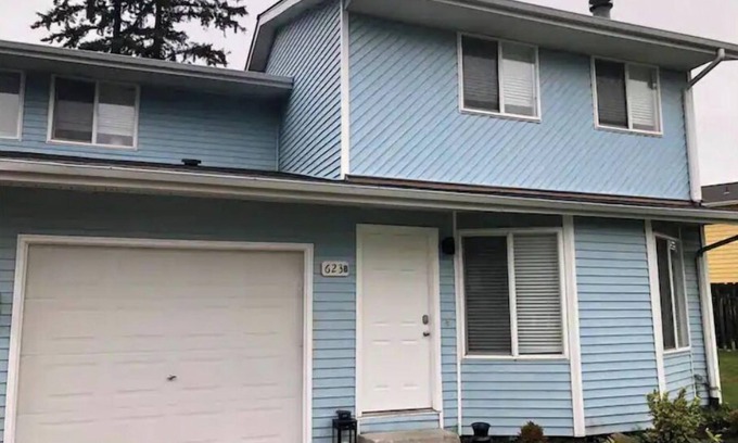 South Forest Park House | Luxury Brand New Remodeled 3 Bedroom Duplex!