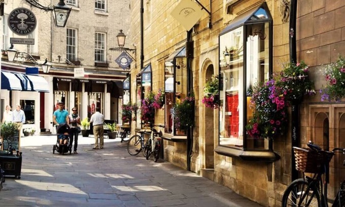 Cambridge House | Luxury: Breathtaking Home with Enchanting Garden