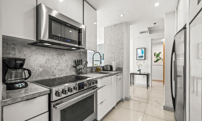 Brickell Apartment | Luxury Brickell Downtown Condo with balcony in Miami