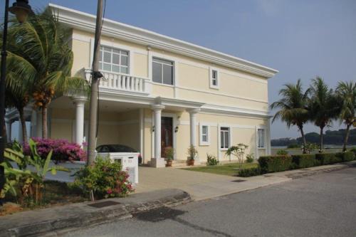 Si Rusa House | Luxury bungalow by the sea