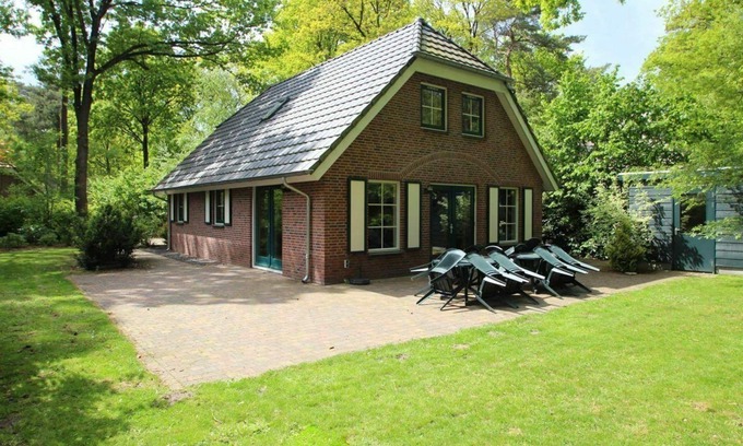 Hooghalen House | Luxury bungalow with private sauna, 5 bedrooms, 2 bathrooms und spacious terrace.