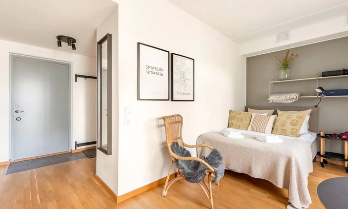 Hallonbergen Apartment | Luxury Business Studio Apartment - Garden View