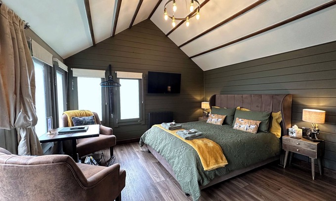 Little Hallingbury Cabin | Luxury Cabin Perfect for Stansted Airport and Short Stays in the Country Side