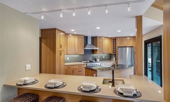 Redmond House | Luxury Cabin - 2BR 2BA - Private Forest View + AC