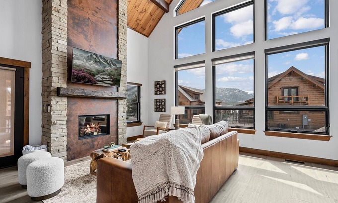 Estes Park Cabin | Luxury Cabin! Fireplace and Jacuzzi!