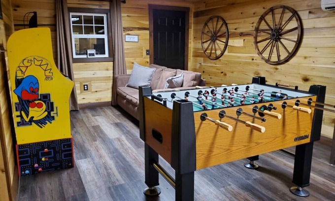 Wellington Cabin | Luxury Cabin: Hot Tub, Bunk/Gameroom @CaveRunLake